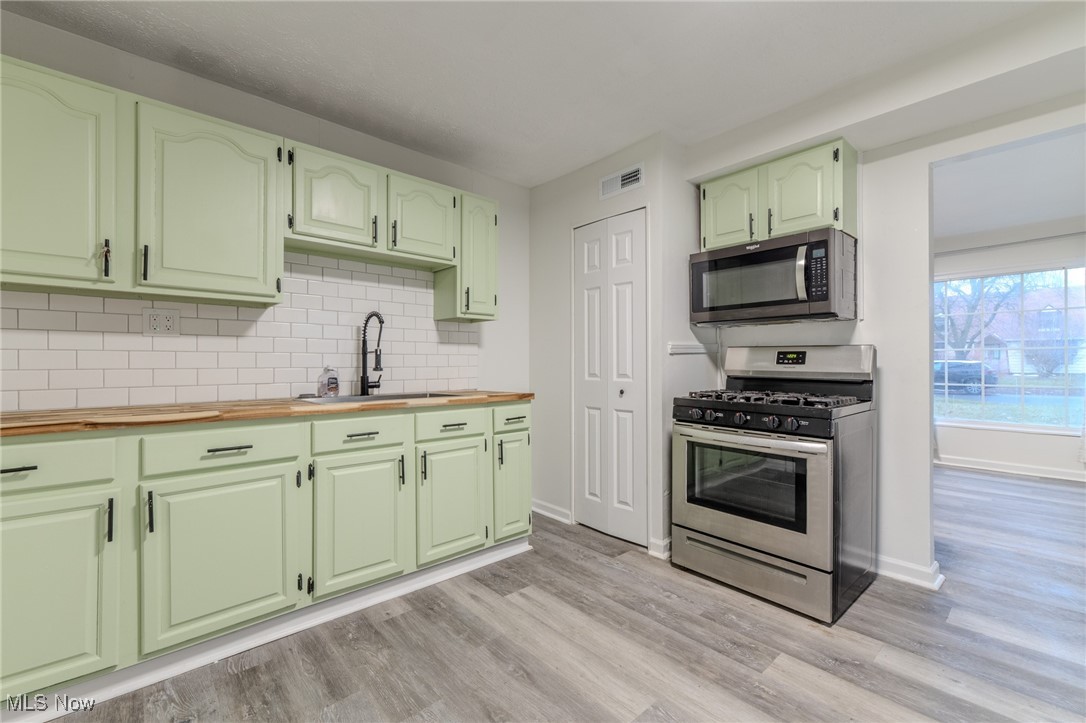 Robert Dvoraks Brentwood Village - Residential