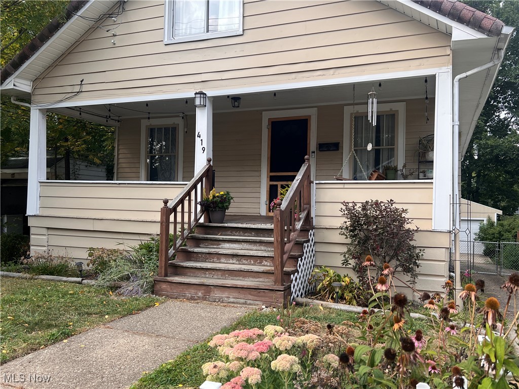 Renovated in 2019, with additional updates including concrete patio outback with privacy fence, new furnace, new A/C,
new water tank. This beautiful 3 bedroom home, 2 full bath with open kitchen will wow you! Perfect for sitting on the
front porch, or enjoying the back yard it's your to call home! Come check it out! Did I mention a gated driveway!
Perfect location to enjoy Downtown or many of the areas parks! Close to shopping, restaurants, and easy access to
highway!