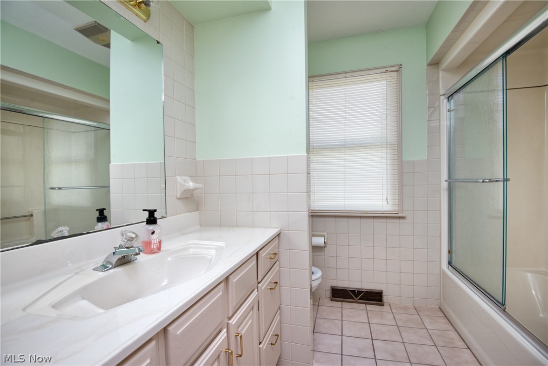 Hamilton Lake Manor 4 - Residential