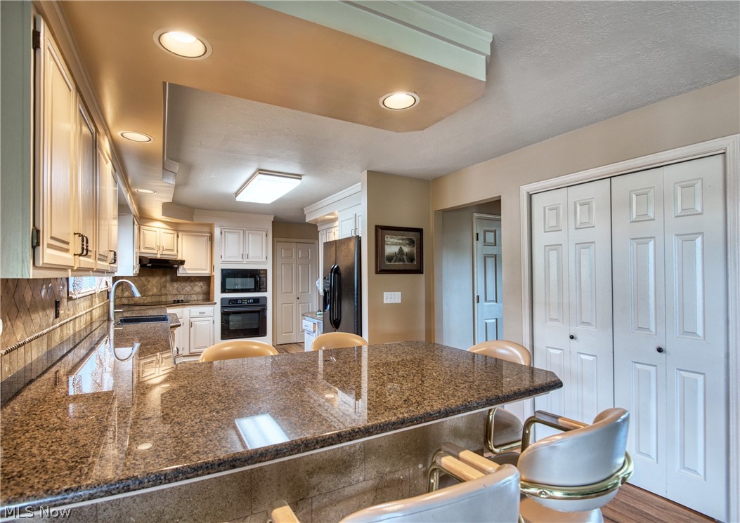 Hamilton Lake Manor 4 - Residential