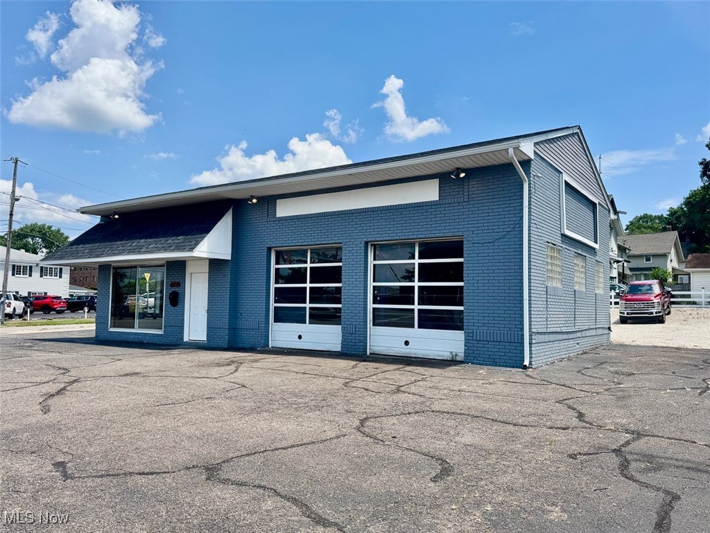 1,269 SF Brick Commercial Building - .26-Acre Corner Lot with Traffic Light. Three Overhead Doors, Multi-Use, Zoned U3 Retail Business. Summit County, Ellet Area. On-site or Online Bidding Available. ABSOLUTE AUCTION, all sells to the highest bidder location. ONLINE BIDDING BEGINS TUESDAY, AUGUST 12, 2025, at 12:00 PM, and AUCTION LIVE ON-SITE BIDDING WILL BEGIN FRIDAY, AUGUST 15, 2025, at 12:00 PM. Real Estate Features: Parcel #6758074. Clean, updated, ready-to-use building situated on the corner of Canton Rd. and Leland Ave. (with traffic light). This building can be adaptable to many different uses; call zoning for your particular needs. Large corner lot with front asphalt parking and loads of rear graveled parking. Front entrance/reception area, back storage rooms, half bath, shop area with 2-post car lift and 4-post drive-on car lift, and three overhead garage doors. All public utilities. The building was built in 1950, and the real estate half-year taxes are $3,036. Great convenient location right in the heart of Ellet with high traffic count. The building will be open on auction day, starting at 10:30 AM. Call the auctioneer with any questions on how to buy.