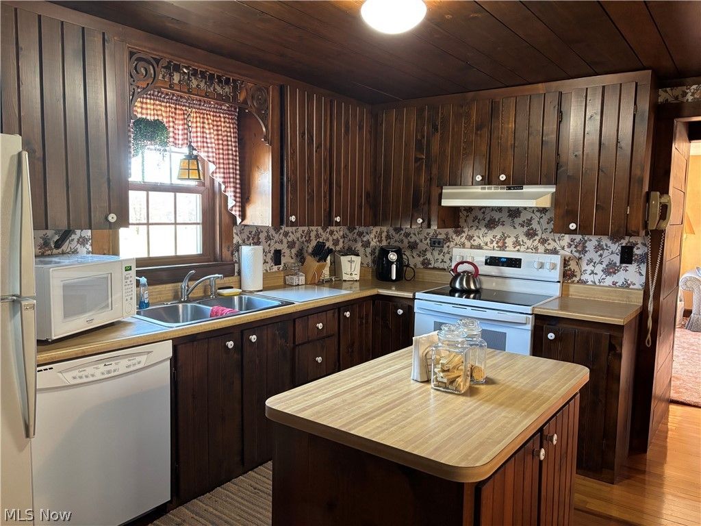 Photo of 837 Walls Lake Drive NE, Vienna, OH 44473 (MLS # 5189835)