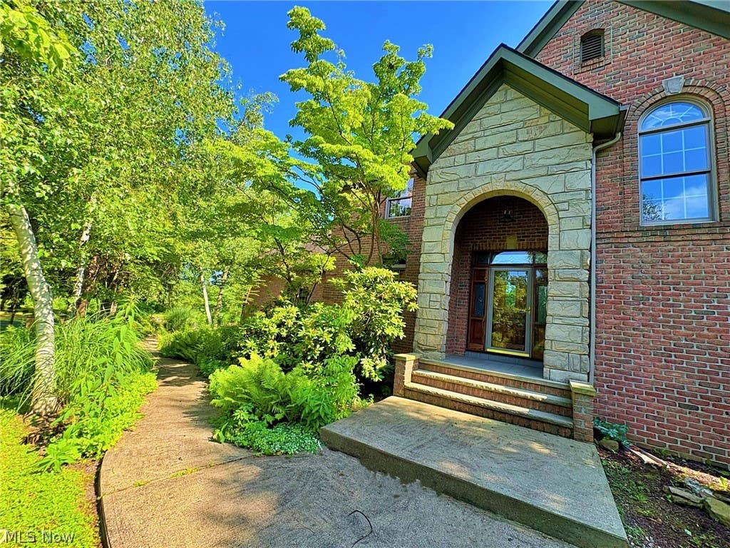 Photo of 15818 Darrow Road, Vermilion, OH 44089 (MLS # 5225895)