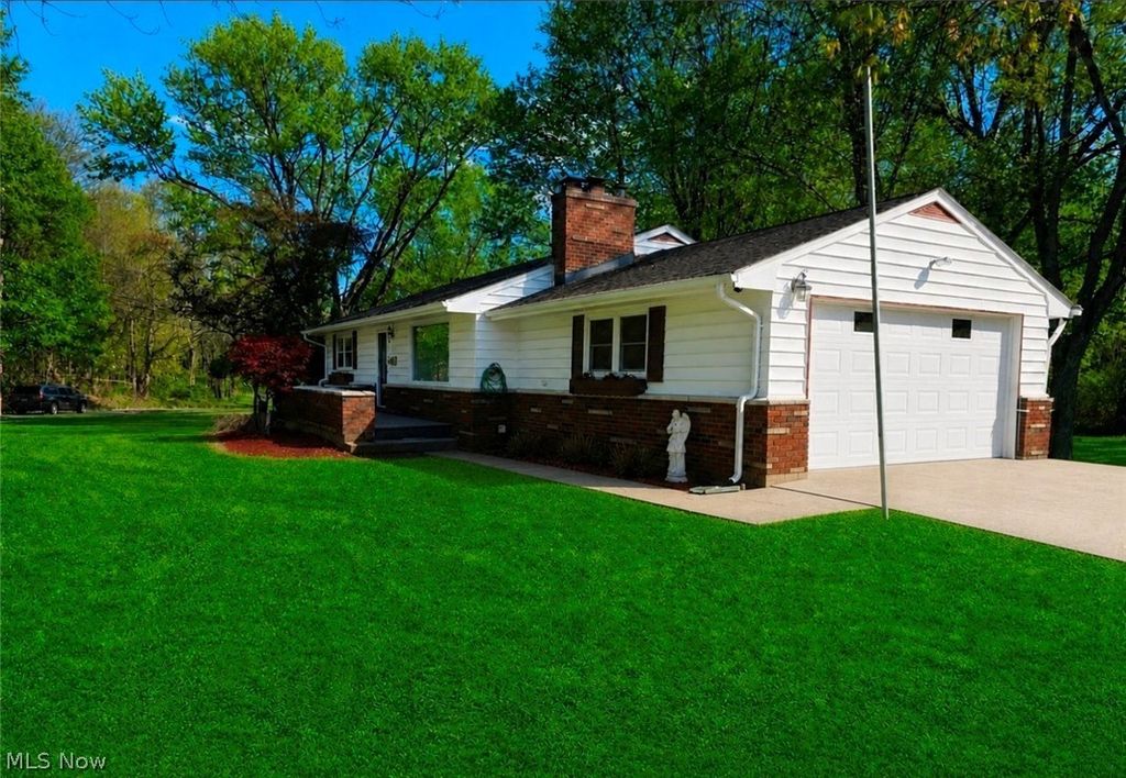 Photo of 1702 Bears Den Road, Youngstown, OH 44511 (MLS # 5204564)