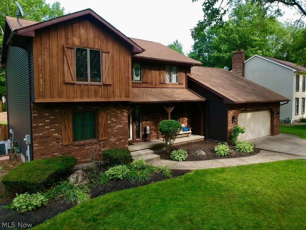 Photo of 220 Fox Run, Cortland, OH 44410 (MLS # 5217502)