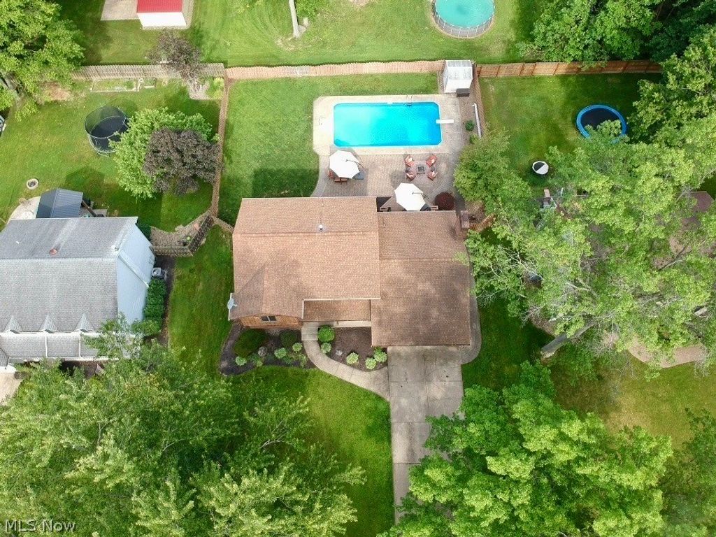 Photo of 220 Fox Run, Cortland, OH 44410 (MLS # 5217502)