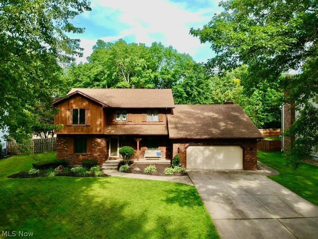 Photo of 220 Fox Run, Cortland, OH 44410 (MLS # 5217502)