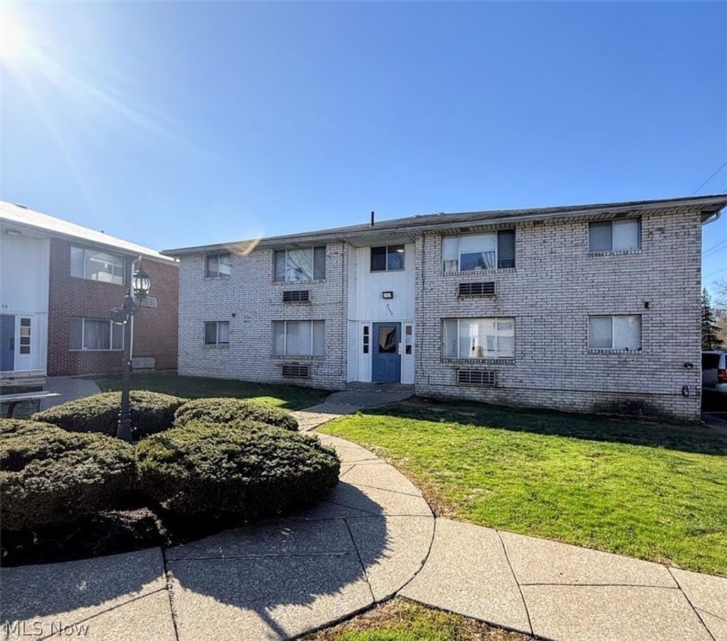 Photo of 2000 Woodlawn Avenue NW #11, Canton, OH 44708 (MLS # 5200331)