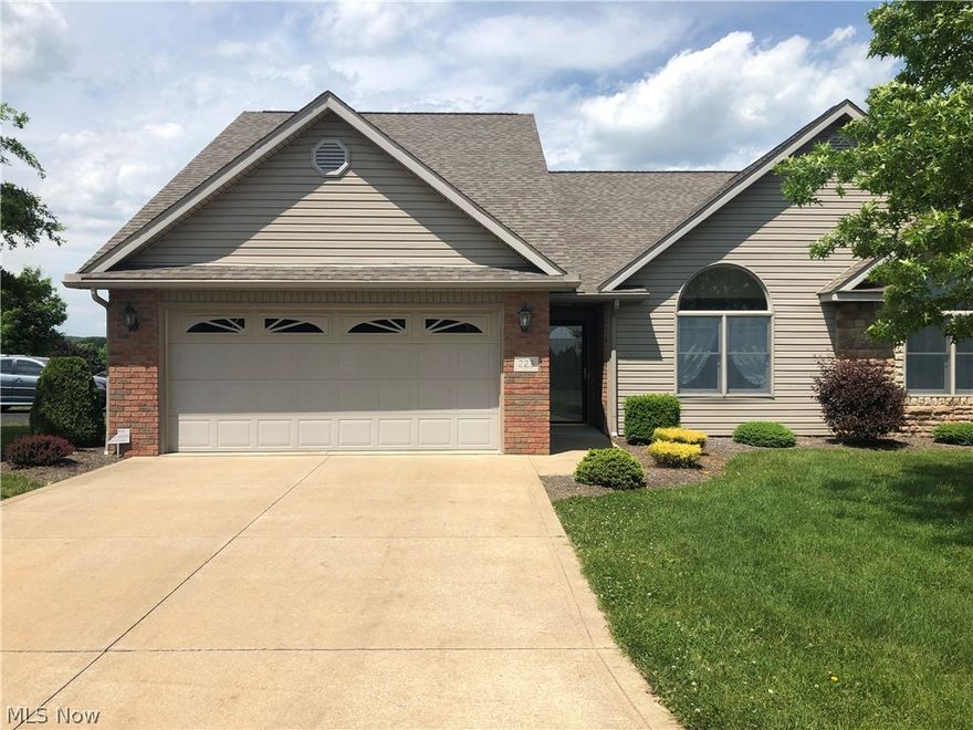 Like new 3 bedroom, 2.5 bath condo.  Custom mullet kitchen.  First floor master suite.  First floor laundry room.  2 car attached garage.  Taxes reflect the seller receiving a homestead credit of $405 annually.