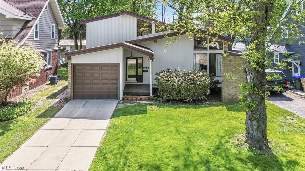 Photo of 2422 Chestnut Boulevard, Cuyahoga Falls, OH 44223 (MLS # 5205664)