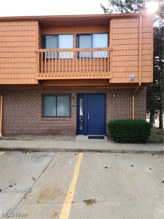 689 Carroll St Akron, OH 44314 is a recently remodeled end unit Townhouse perfect for large family, roommates or investment opportunity with the 5 bedrooms & 5 bathrooms! 1 bedroom & 1 bathroom located on the 1st floor & 4 bedrooms w/ attached bathrooms on the 2nd floor w/ Jack & Jill style bathrooms between each 2 sets of bedrooms. Entry Foyer has fresh LVT flooring & flanked by the 1st floor bedroom w/ full wall of closets & full bathroom across the hall . In the back portion of the home is the HUGE Living Room w/ 2 large sliding glass doors to the rear patio, great for enjoying the outdoor space & on the far end is the dining area & the fully appliance kitchen w/ granite countertops & LED lighting. Rounding out the 1st flr is the laundry room w/ washer & dryer, utility room combination w/ updated electrical panel & updated gas water tank. Bonus off street parking in the townhouse community parking lots. The mailboxes are clustered & the community is on the Akron U Bus line & the Roo. The property has an alarm system & the parking is lit and cameras for additional security. Stove, dryer, fridge and water tank are all electric while the furnace & water tank are natural gas. Great property for multigenerational living w/ 1 bedroom & bath on the 1st floor & 4 bedrooms & en-suite baths on the 2nd floor. Great property for investor w/ the 5 bedrooms or make the 1st floor bedroom a study room. Call your favorite real estate agent to tour the property in person.