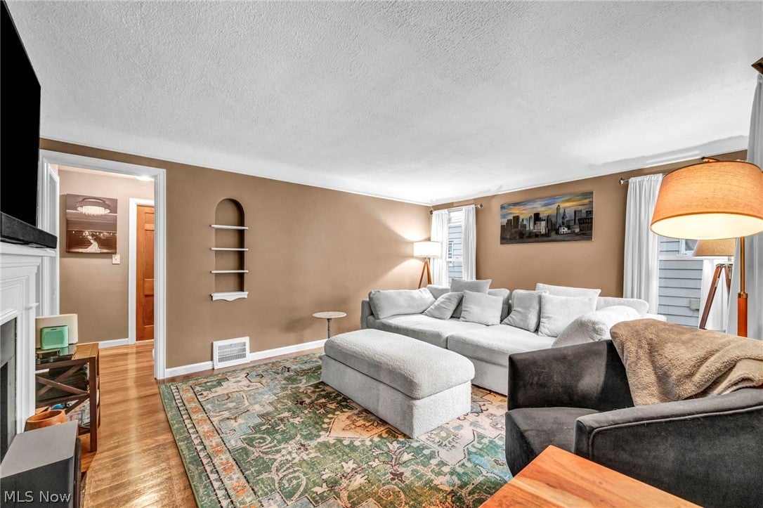 4044 W 157th Street