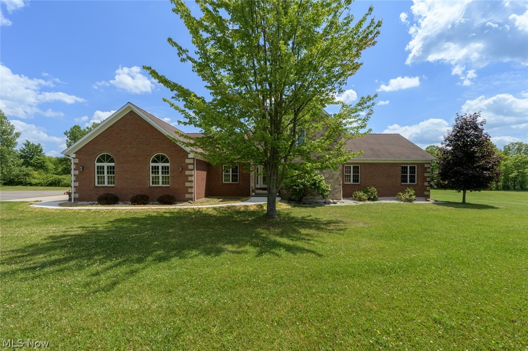 10085 Locust Grove Drive, Chardon, Ohio image 3