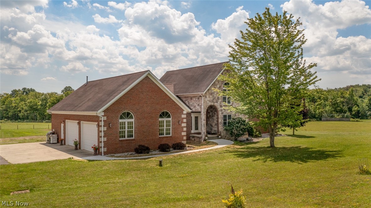 10085 Locust Grove Drive, Chardon, Ohio image 1