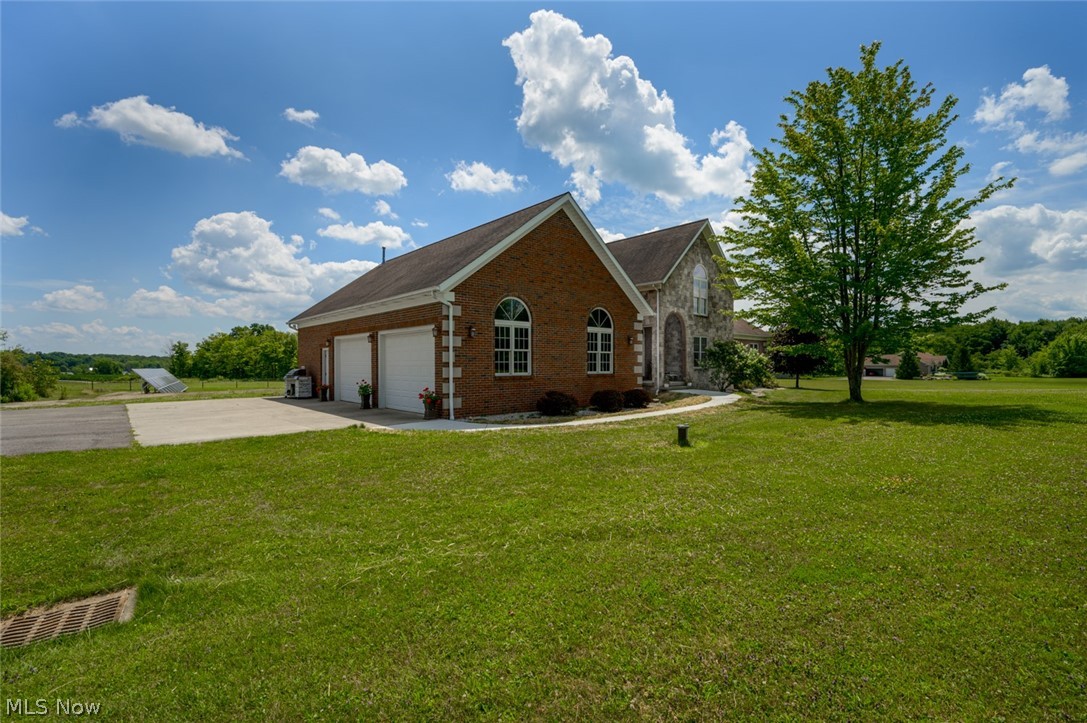 10085 Locust Grove Drive, Chardon, Ohio image 2