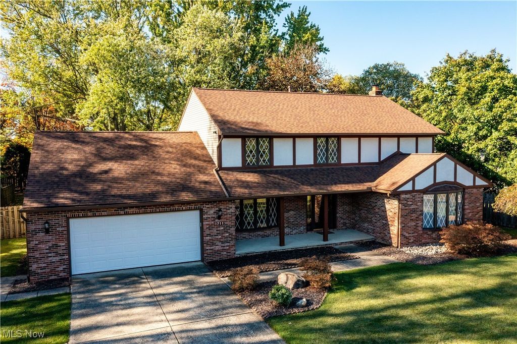 Photo of 1711 Gulf Road, Elyria, OH 44035 (MLS # 5164301)