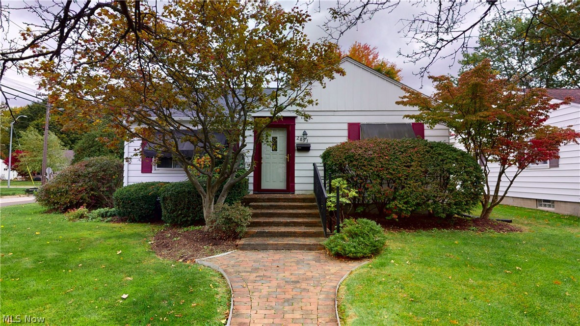 Ranch, 3 bedrooms 2 bathrooms, lower level family room with lots of closet space.
Convenient located near Parks, Schools and shopping.