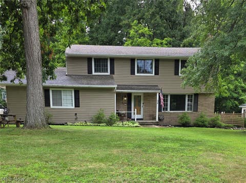 Photo of 8124 Thornhurst Drive, North Royalton, OH 44133 (MLS # 5239510)