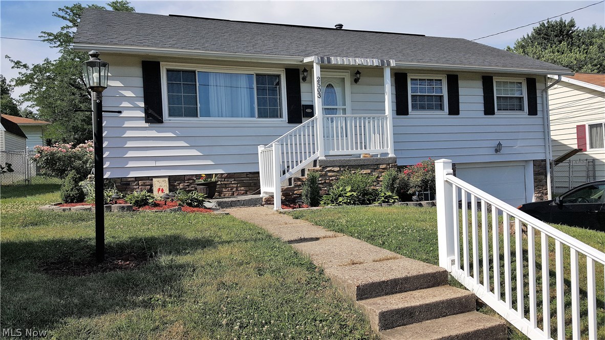 3 bedroom - 2 bath home thats move in ready! Updated kitchen with island and stanlies appliance. Hardwoods in main living area and 2 bedrooms. Fenced backard with deck for you to enjoy. Close to scholls, shopping centers, restaurants and Southwood Park.