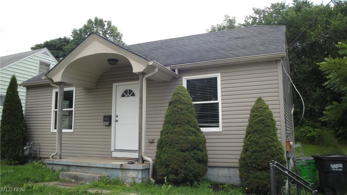 recently remodeled,new gas furnace in 2015, water heater in 2019. oak cabinetry in kitchen and bath, oak interior doors, windows updated in 2015. roof has dimensional shingles. walk to shopping center, ball fields