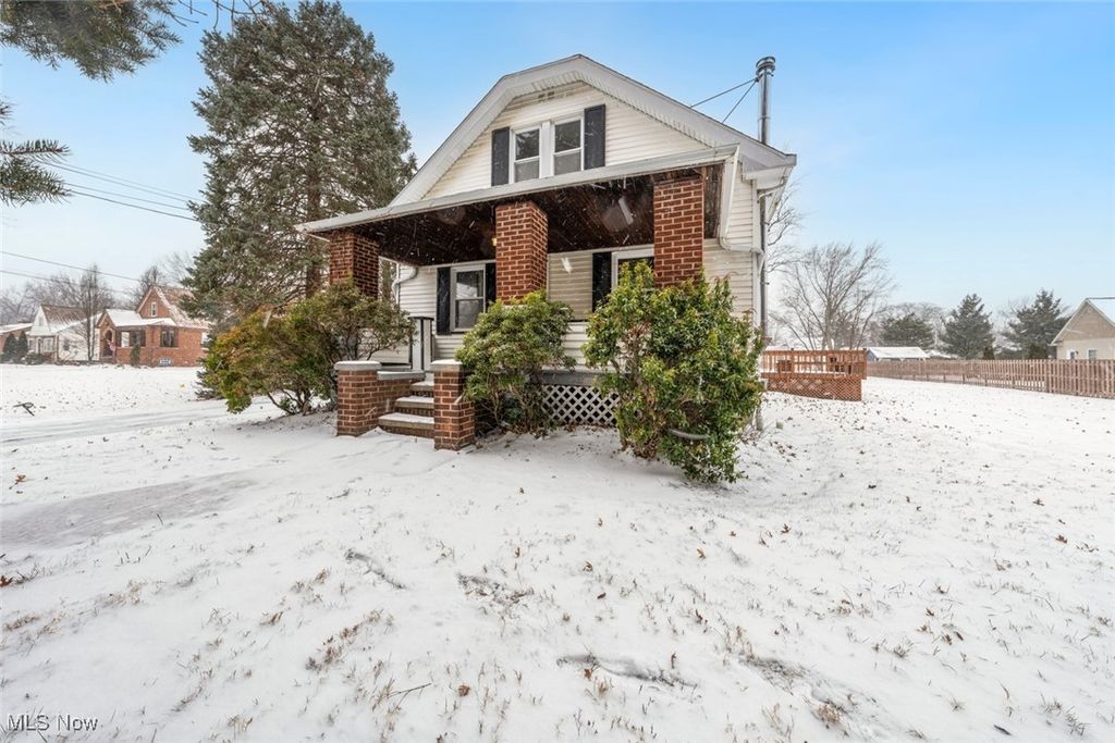 Photo of 6352 Crossview Road, Seven Hills, OH 44131 (MLS # 5179157)