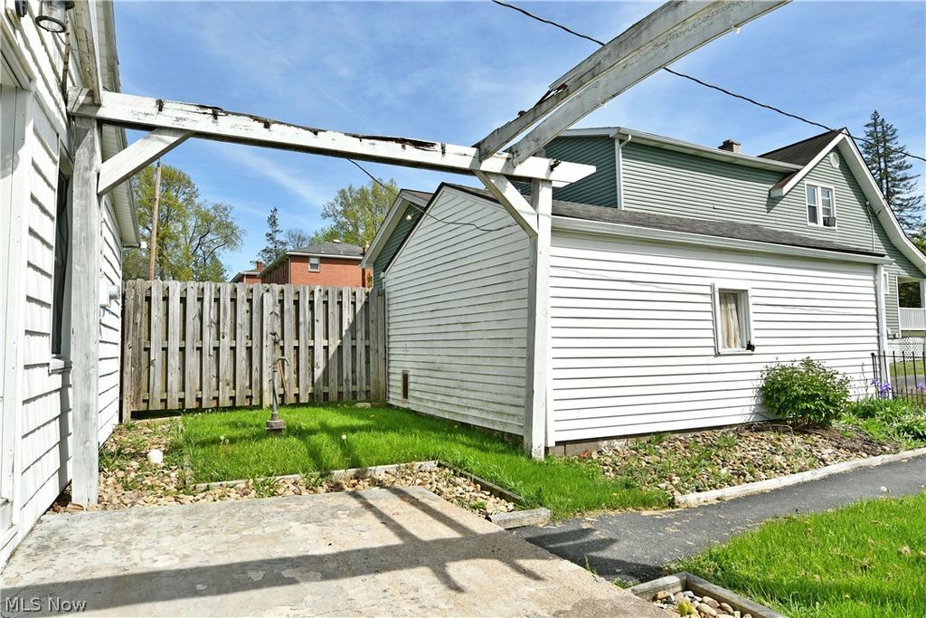 Photo of 190 Meadowbrook Avenue, Youngstown, OH 44512 (MLS # 5204190)