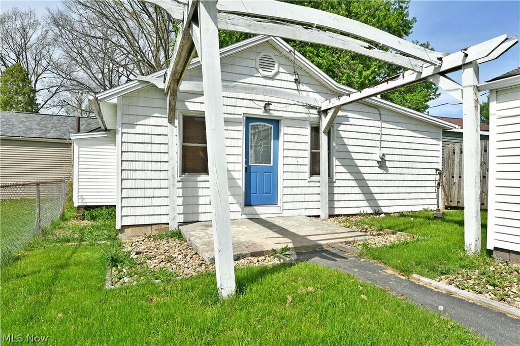 Photo of 190 Meadowbrook Avenue, Youngstown, OH 44512 (MLS # 5204190)