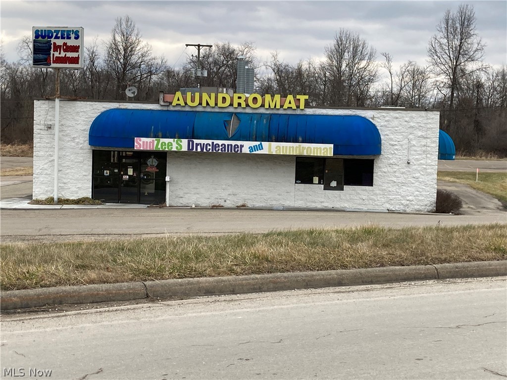 Great location behind former McDonalds on Southgate Pkwy. Formerly laundromat-dry cleaners.
