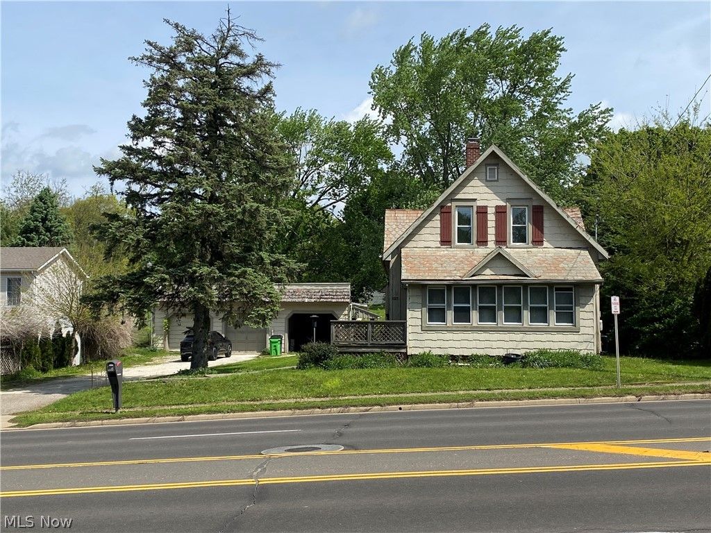 Photo of 1023 Applegrove Street NW, North Canton, OH 44720 (MLS # 5205486)