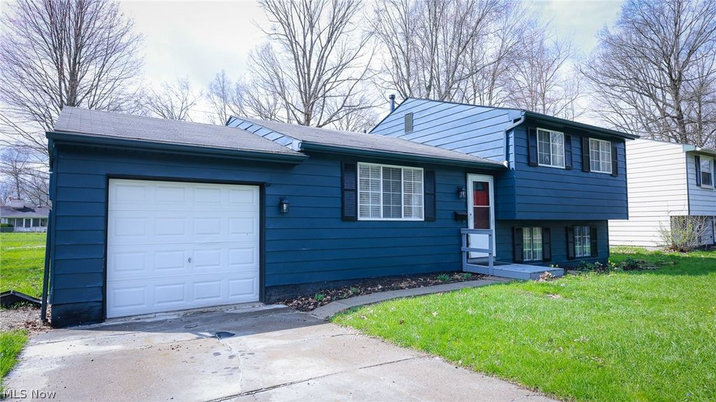 Photo of 3539 Dunstan Drive NW Dr, Warren, OH 44485 (MLS # 5201086)