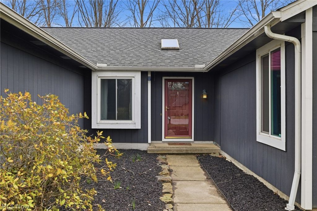 Photo of 19595 Cross Trail N, Strongsville, OH 44136 (MLS # 5208542)