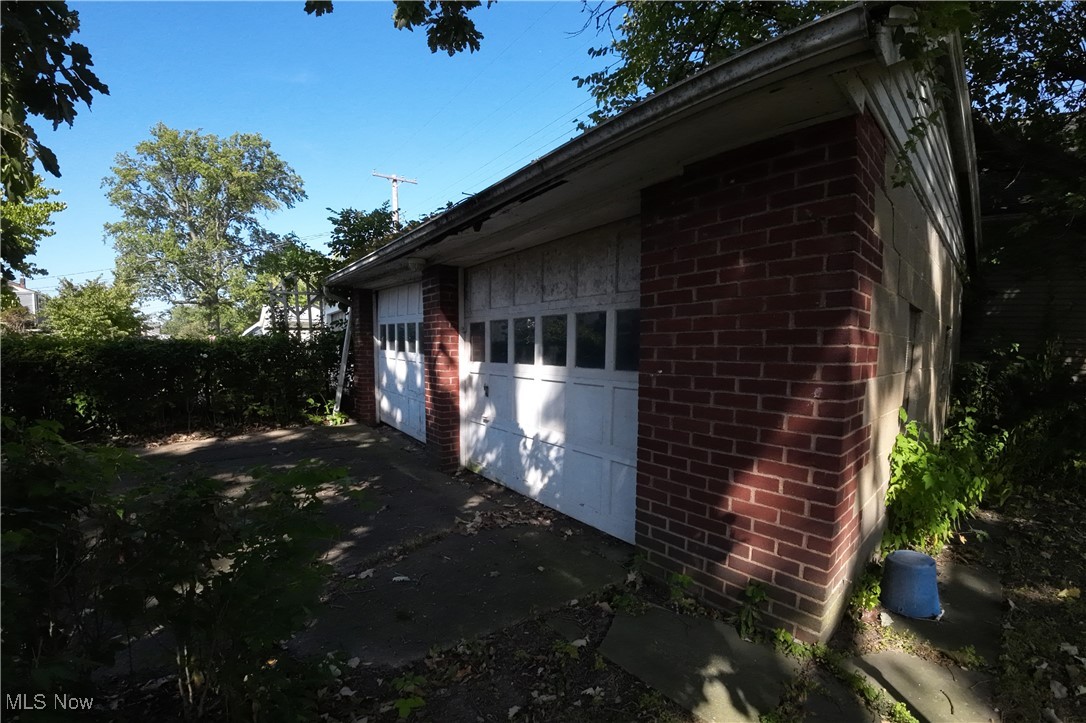 Stanley E Dunns Clarence Aven - Residential