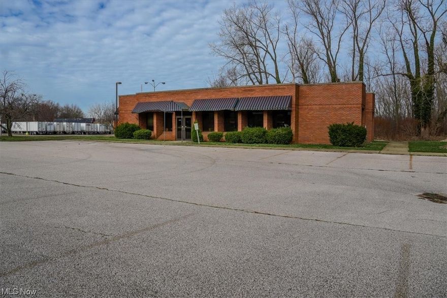 Do you want to own a piece of Ashtabula County history? Formerly Covered bridge pizza and what a great location ...the previous pizza business did alot of business with vacationers going to the lake and GOTL and campgrouds with carry out.  This property has been a one family owned restaurant. Beautiful dining area, public restrooms, walk in coolers, fully functional kitchen with 2 pizza ovens. 2 gas furnaces and roof only around 10 years old. So much potential for a restaurant or ony other business.. the building use to be a bank so  the possibilities are endless.

https://flytproductions.hd.pics/4861-N-Ridge-Rd-W