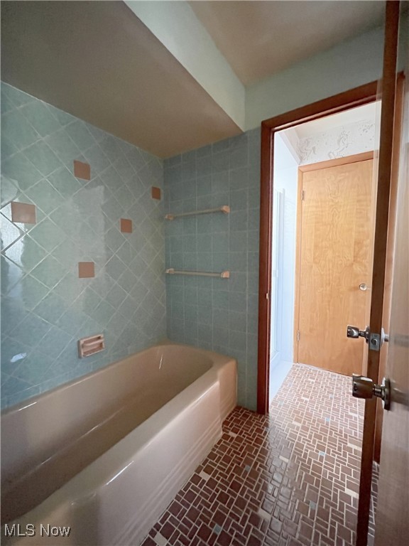 5740 Onaway Oval, Parma, Ohio image 24