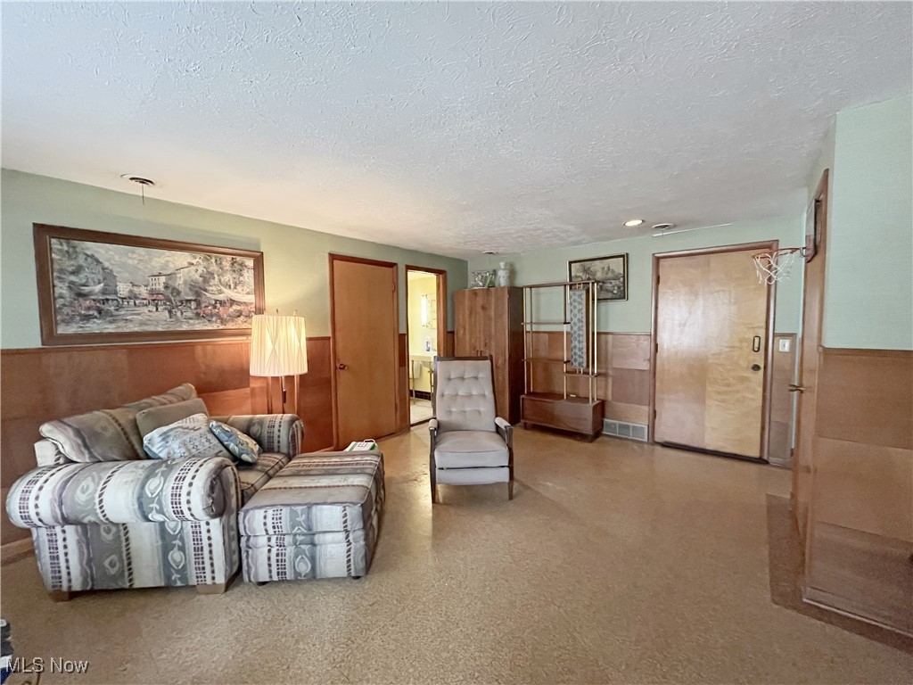 5740 Onaway Oval, Parma, Ohio image 12