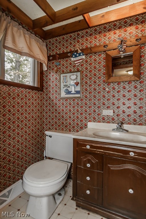 Main image without alt text