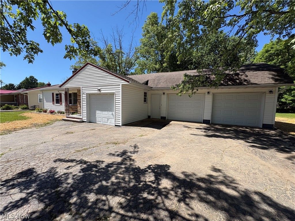 Photo of 815 S Nearing Circle, Geneva, OH 44041 (MLS # 5214645)