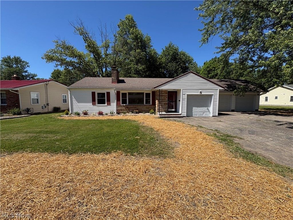 Photo of 815 S Nearing Circle, Geneva, OH 44041 (MLS # 5214645)