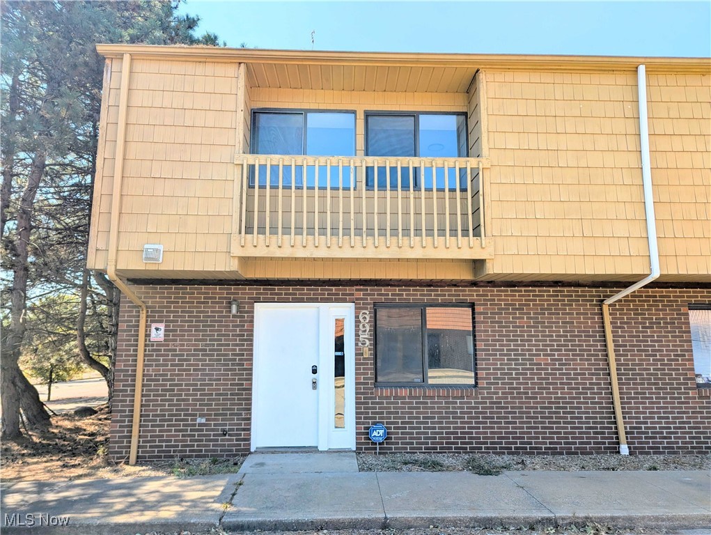 Attention Investors & Homebuyers! Discover this spacious 5-bedroom, 3 full bath, 2 half bath condo just minutes from the University of Akron. Perfect for student rentals or anyone looking to enjoy the convenience of downtown living, this property offers both income potential and modern comfort. Recently remodeled with fresh flooring, paint, and an updated bathroom. Enjoy the comfort of central air and the ease of low-maintenance condo living. Kitchen appliances along with the washer and dryer will convey, making this an easy transition for its next owner. Don’t miss this versatile opportunity in the heart of Akron!