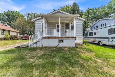 310 E 44th Street, Lorain, OH 44052 - #: 5155878