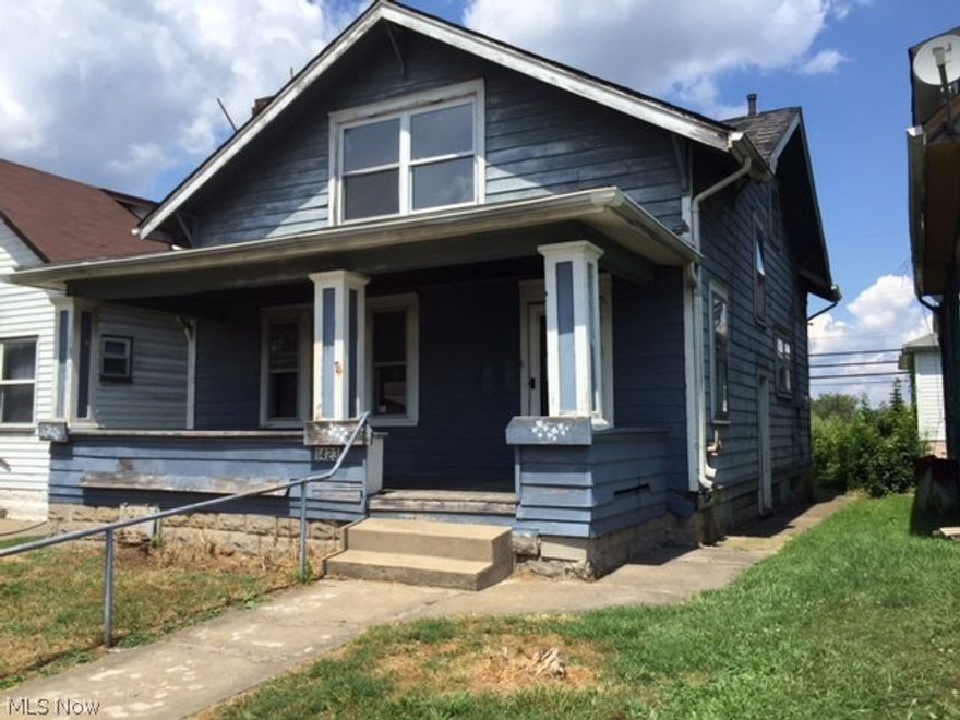 Up/down duplex with 2 full baths and 2 kitchens.  A great investment!  This property is now under auction terms.