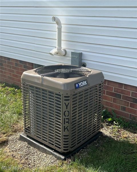 Tiny photo for 2465 Dentzler Road, Parma, OH 44134 (MLS # 5188958)