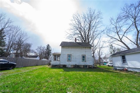 Homes For Sale - 318 11th Street<br/> Elyria, OH 44035