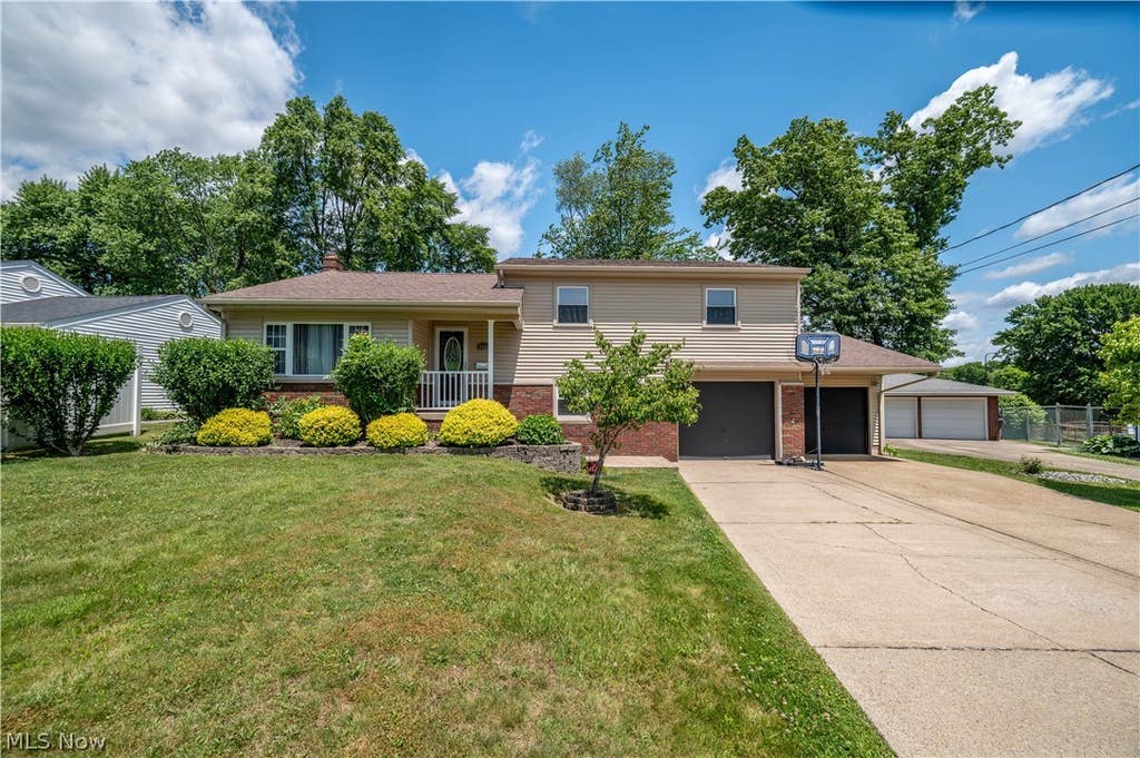 Photo of 2922 Eldora Drive, Youngstown, OH 44511 (MLS # 5220713)