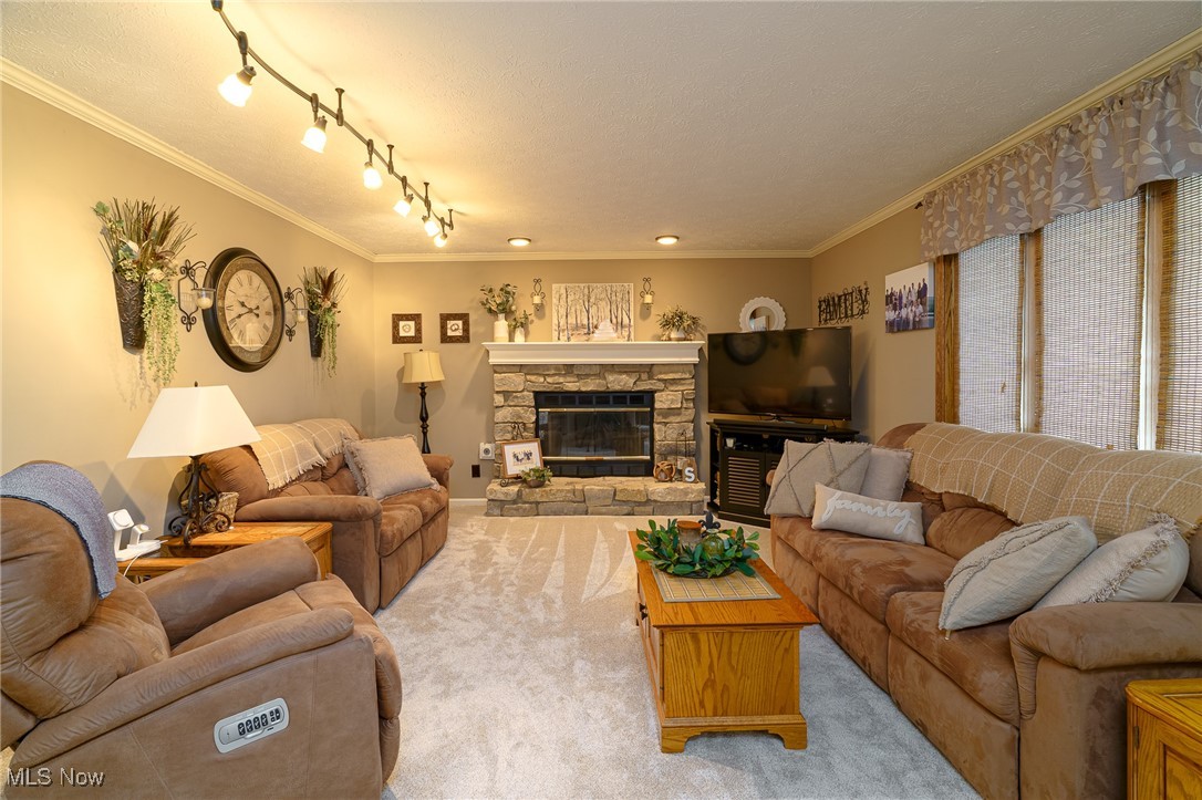 10184 Versailles Drive, Strongsville, Ohio image 10