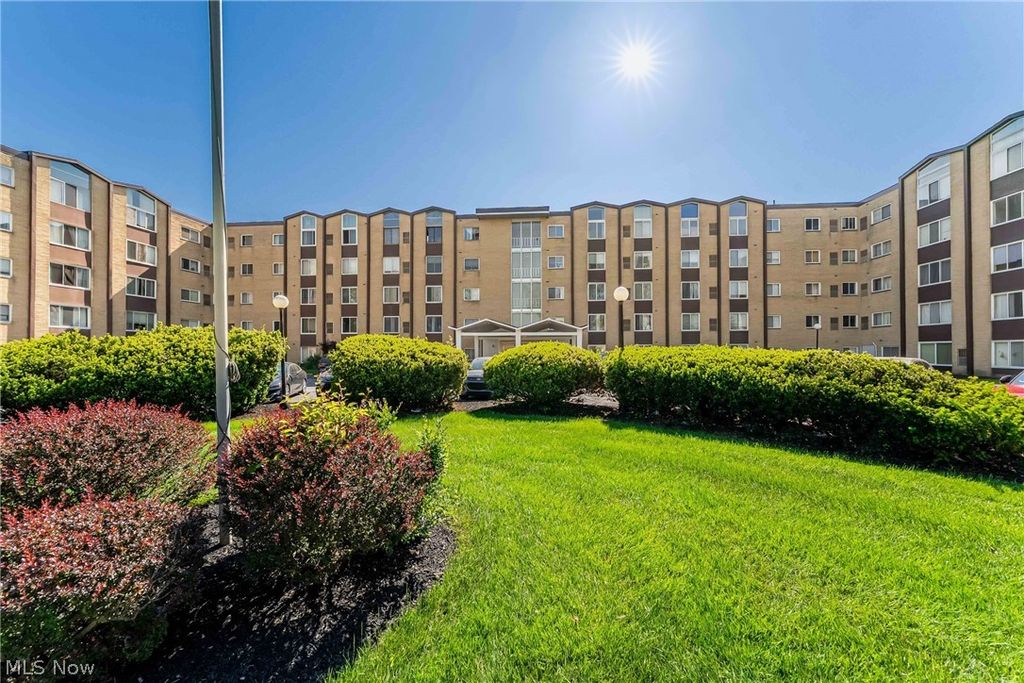 Photo of 25735 Lorain Road #513, North Olmsted, OH 44070 (MLS # 5212273)