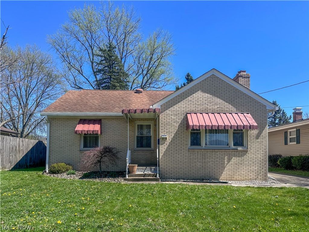 Photo of 319 Summit Avenue, Niles, OH 44446 (MLS # 5200810)
