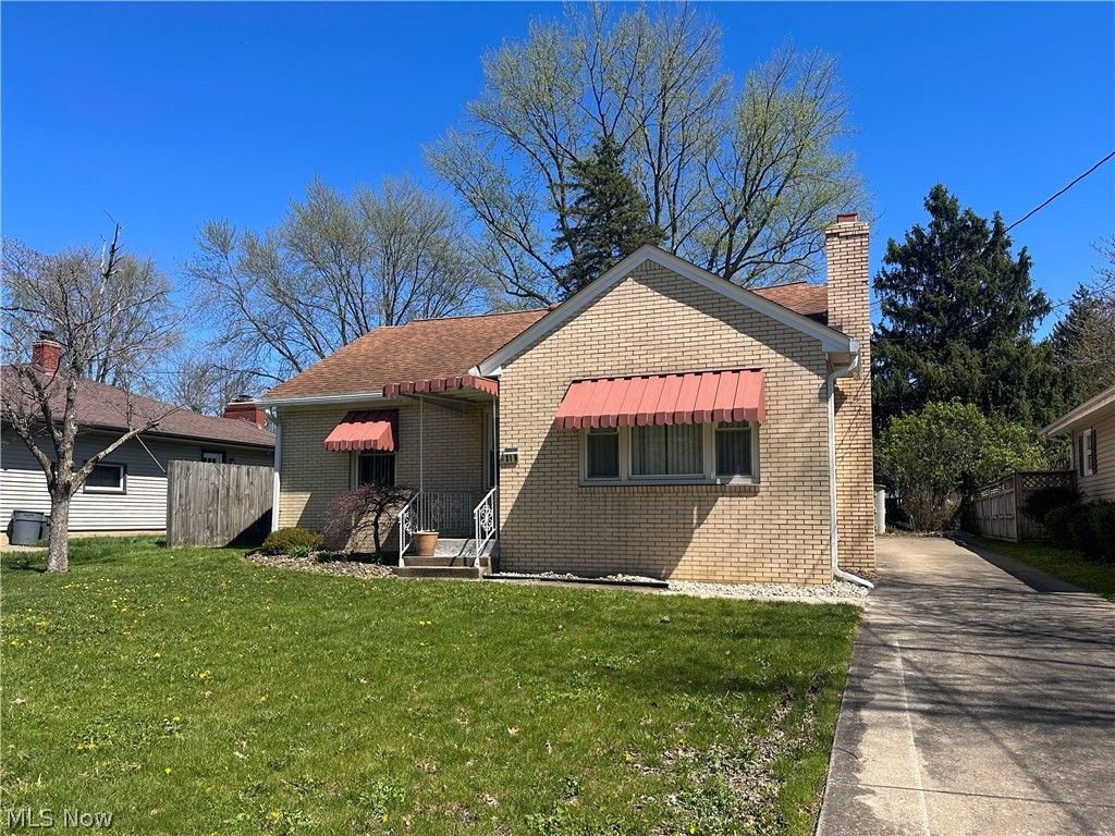 Photo of 319 Summit Avenue, Niles, OH 44446 (MLS # 5200810)