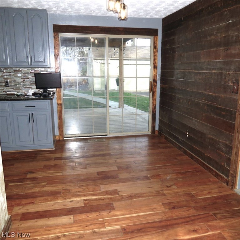 Country Lane Manor - Residential