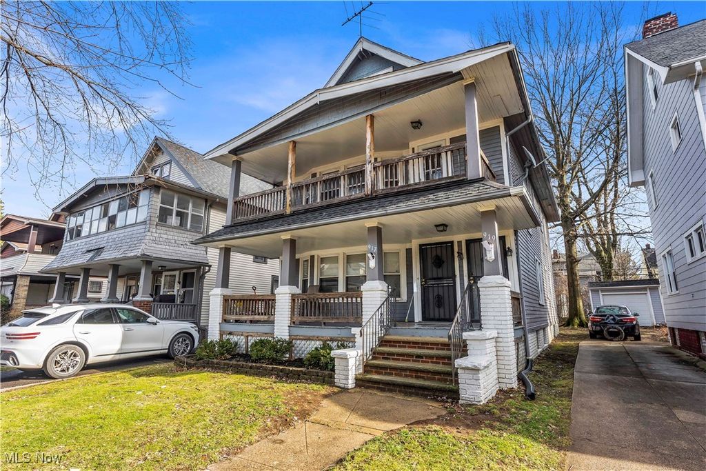 Photo of 917 Helmsdale Road #2/UP, Cleveland Heights, OH 44112 (MLS # 5182015)